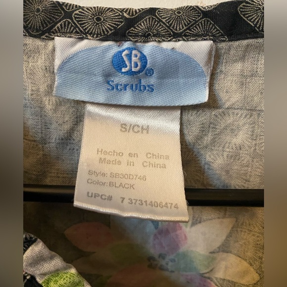 patterned scrub top - Picture 2 of 2